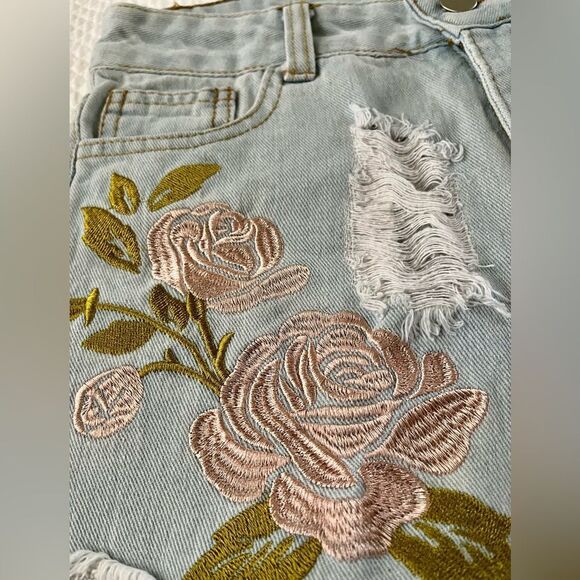 36 Point 5 Distressed Floral Embroidered Cut-Off Distressed Denim Shorts SZ S - Picture 6 of 9